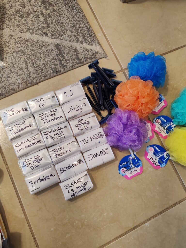 Todos, todos, absolutamente todos los artículos recaudados, llevan un mensajito de aliento...