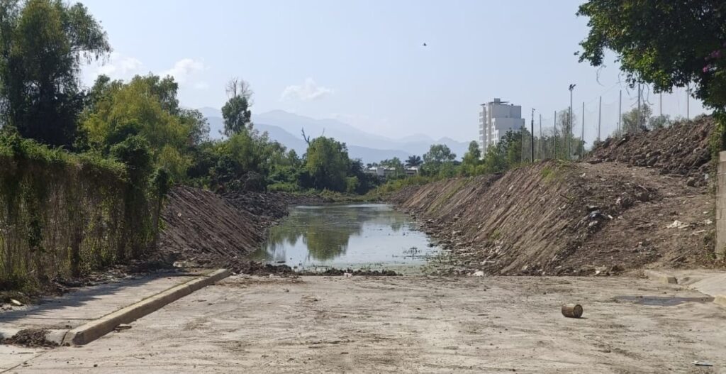 Esta calle fue de las más dañadas, aún la siguen reparando