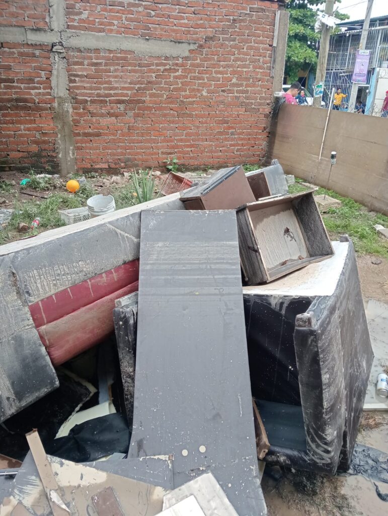 Parte de los muebles perdidos de una casa