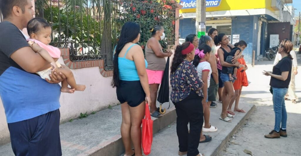 Explicándoles como se logró recaudar lo que estaban a punto de recibir...